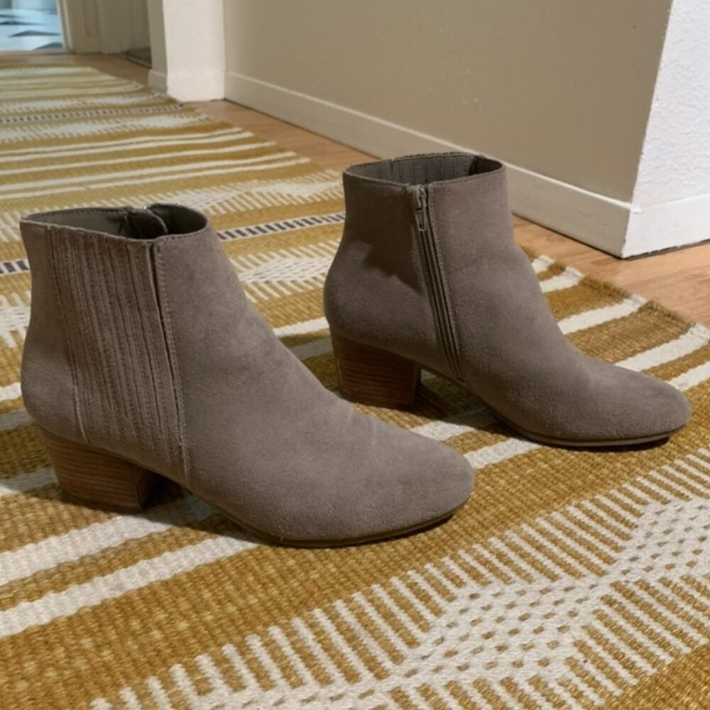 Women's size 9 Grey Crown Vintage heeled booties